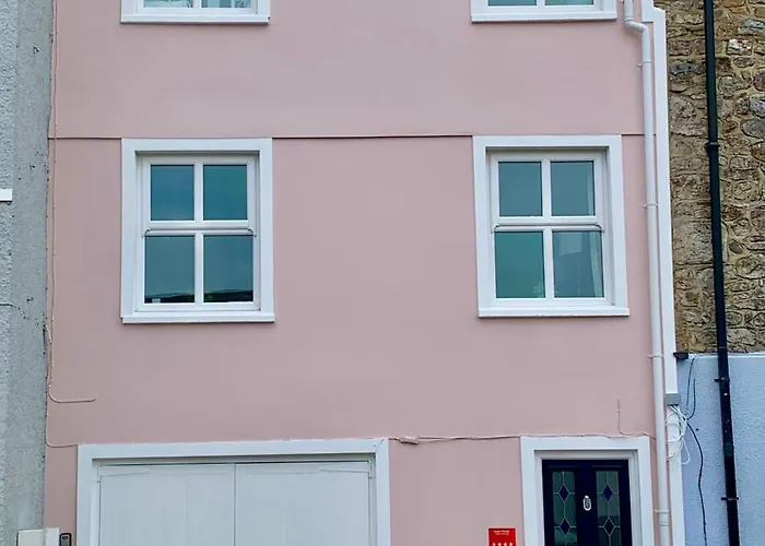 Gorgeous Pembroke Central Townhouse