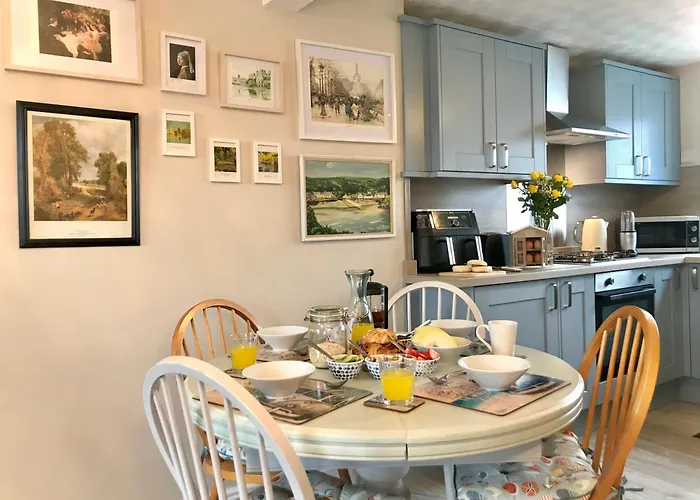 Gorgeous Pembroke Central Townhouse